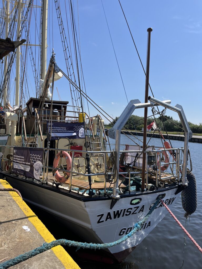 Żaglowiec S/y Zawisza Czarny w porcie, gotowy do rejsu po gruntownym remoncie. Po latach odnowy, słynny harcerski żaglowiec znów wyrusza w podróż, kontynuując swoją misję edukacyjną i wychowawczą.