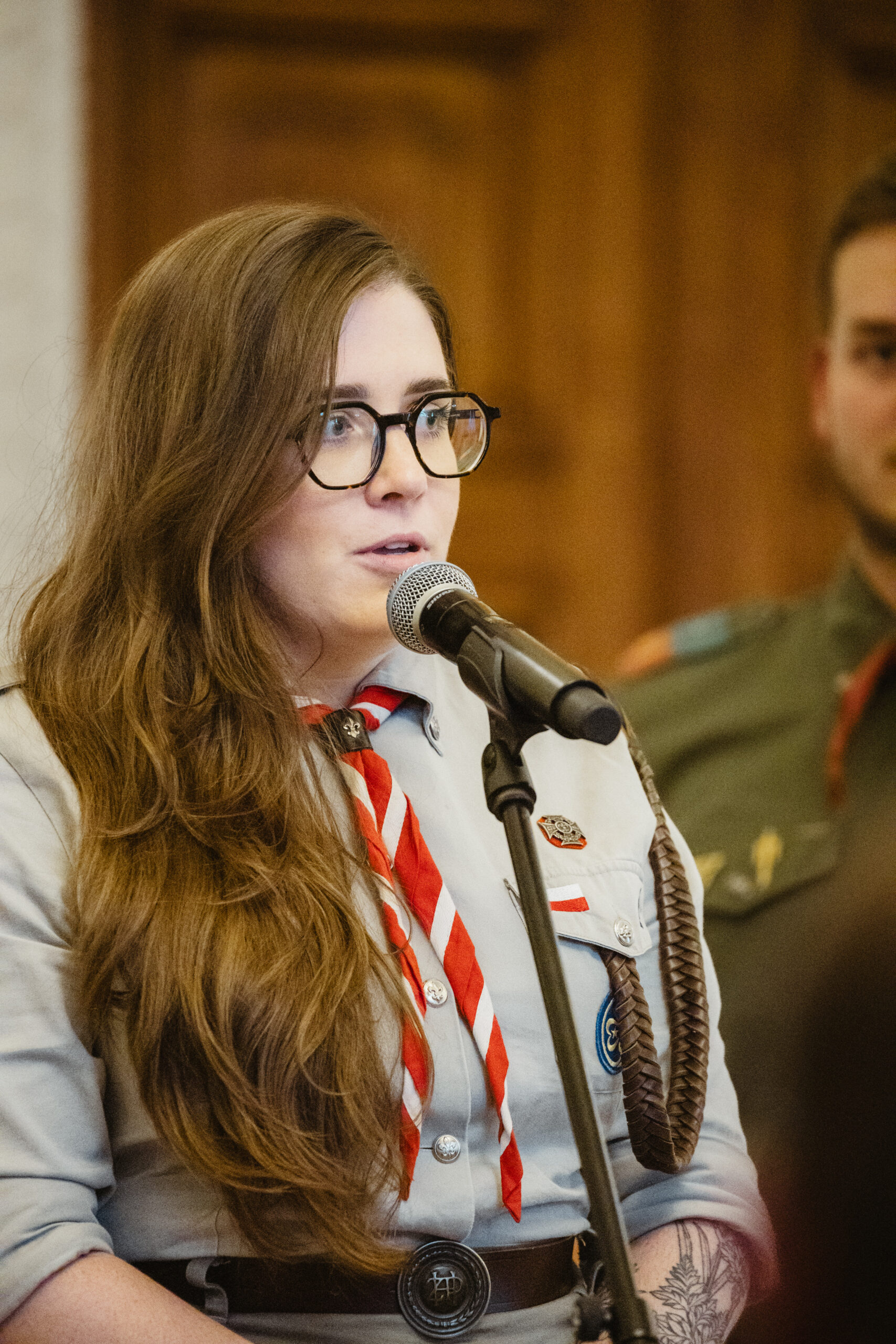85. rocznica przejścia ZHP do konspiracji i rozpoczęcia działalności pod kryptonimem „Szare Szeregi” - ZHP wspomina bohaterów 2 Zdjęcie wykonane na urcozystości "Szarych Szeregów". Na zdjęciu widnieje Naczelniczka ZHP w umunduruwoaniu, przemawiająca do mikrofonu.