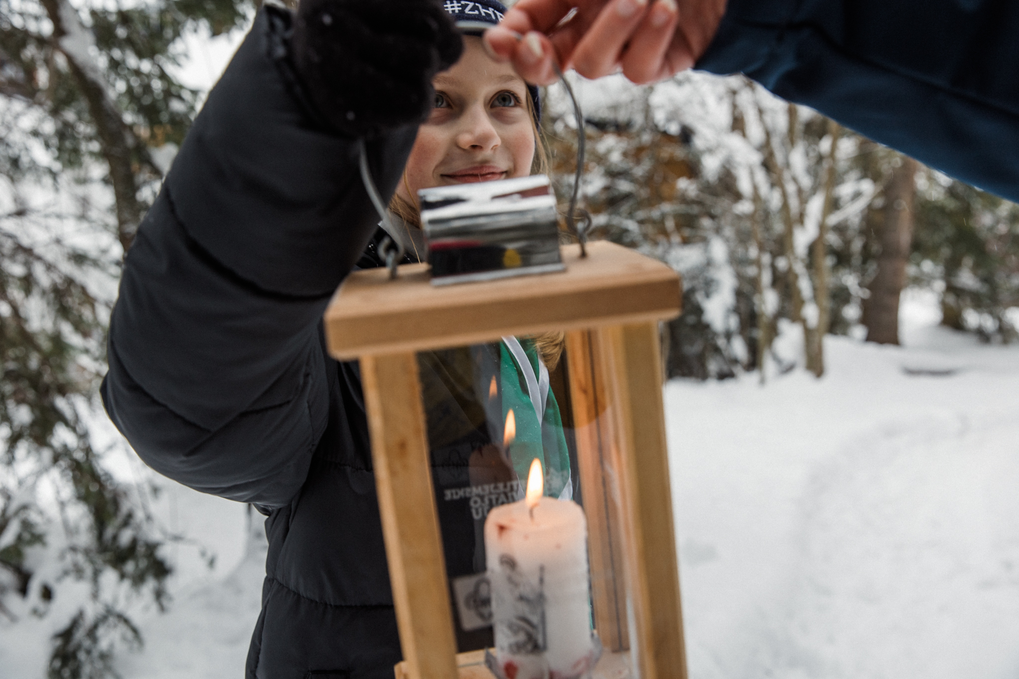 Betlejemskie Światło Pokoju - harcerka ZHP przekazuje zapalony lampion