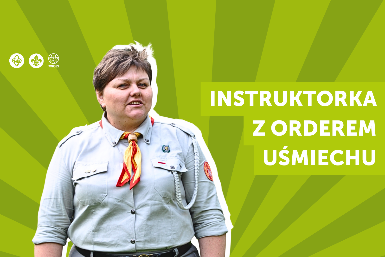 # Podharcmistrzyni Krystyna Mamak uhonorowana Orderem Uśmiechu - grafika poglądowa, portret druhny w mundurze na zielonym tle, z lewej strony napis