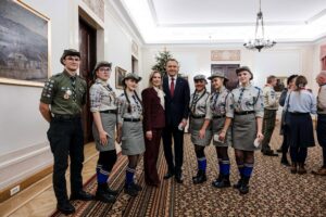 Sztafeta Betlejemskiego Światła Pokoju trwa – harcerki i harcerze dostarczają płomień do instytucji państwowych i lokalnych 6 Betlejemskie Światło Pokoju 2025 w Pałacu Prezydenckim