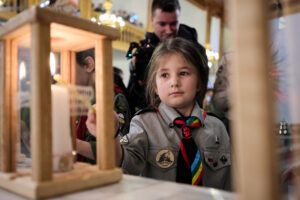 Betlejemskie Światło Pokoju 2025 dotarło do Polski – ZHP rozpoczyna ogólnopolską sztafetę 5 Betlejemskie Światło Pokoju 2025