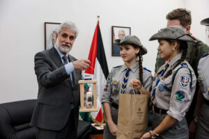 Betlejemskie Światło Pokoju 2025 - przekazanie w Ambasadzie Palestyny