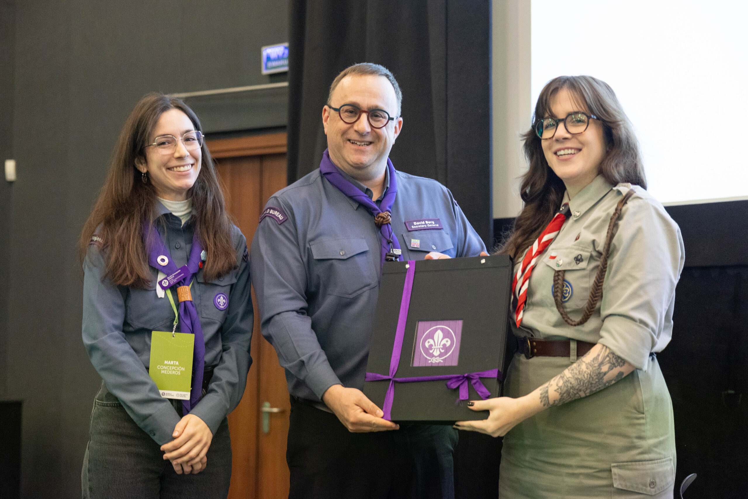 30-lecie powrotu ZHP do światowych organizacji skautowych WOSM i WAGGGS. Na obrazku widnieje hm. Martyna Kowacka – Naczelniczka ZHP wraz z przedstawicielami WOMSu w umundurowaniu.