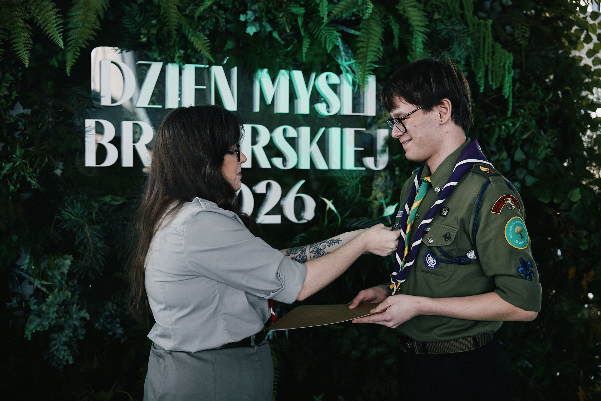 Drużynowi przyjmujący list gratulacyjny od Naczelniczki