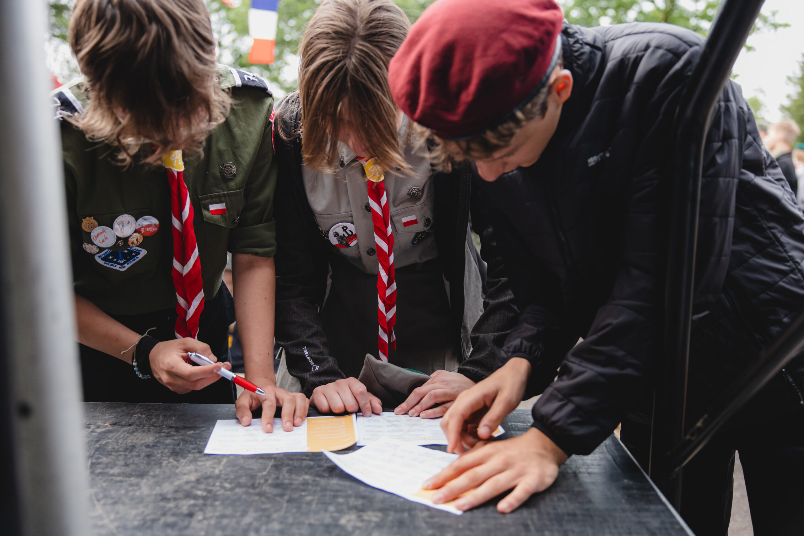 Harcerskie zasady pisowni w ZHP – dowiedz się, jak poprawnie i nowocześnie pisać o harcerstwie, wykorzystując Współczesny Słownik Harcerski. Poznaj znaczenie poprawnej polszczyzny, rolę AI w tworzeniu tekstów i zastrzeżenia nazw, takich jak Betlejemskie Światło Pokoju.
