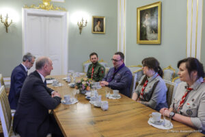 W drodze do Jamboree 2027: Wizyta Sekretarza Generalnego WOSM w Warszawie 2 Wizyta Sekretarza Generalnego WOSM w Warszawie z okazji Dnia Myśli Braterskiej potwierdziła zaawansowane przygotowania do 26. Światowego Jamboree Skautowego 2027 w Gdańsku oraz silne wsparcie władz państwowych dla wydarzenia.