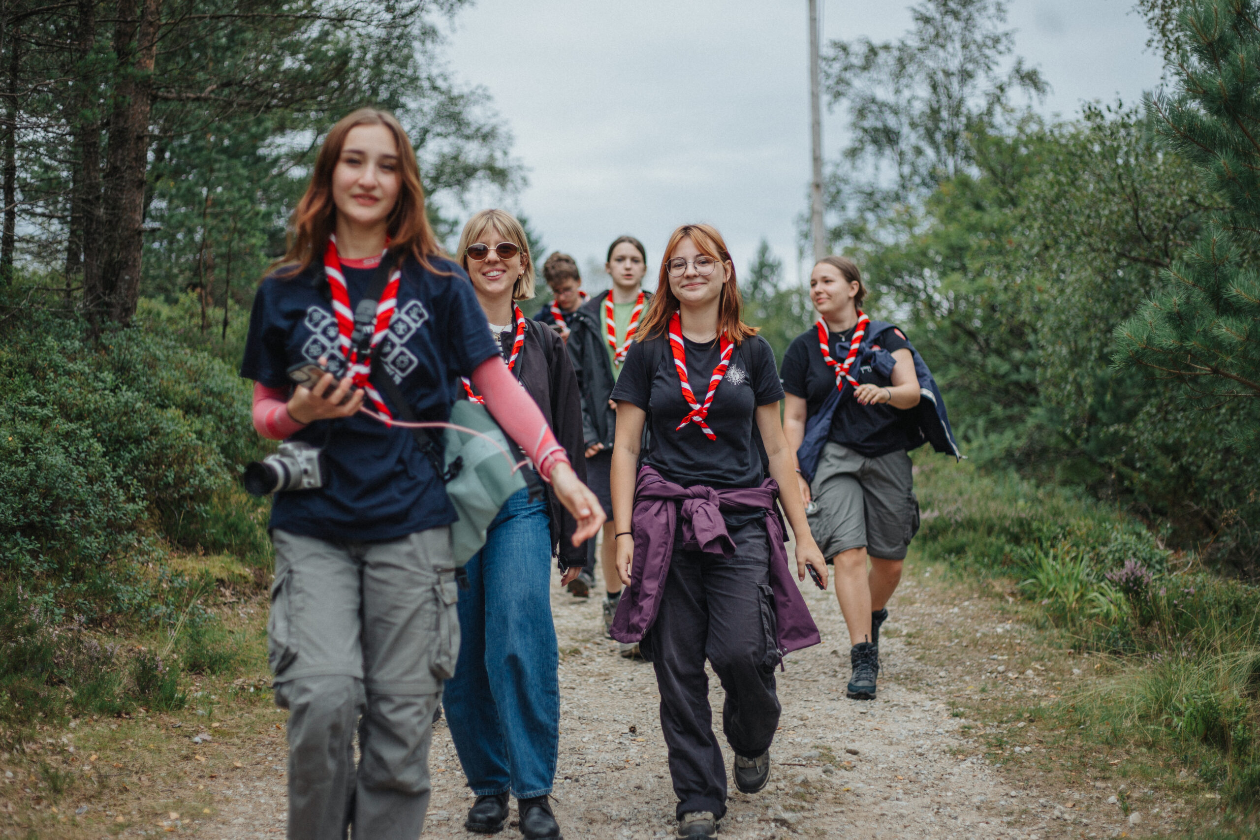 Wędrówka jako serce harcerstwa – przygoda, która uczy odpowiedzialności - harcerki podczas wędrówki