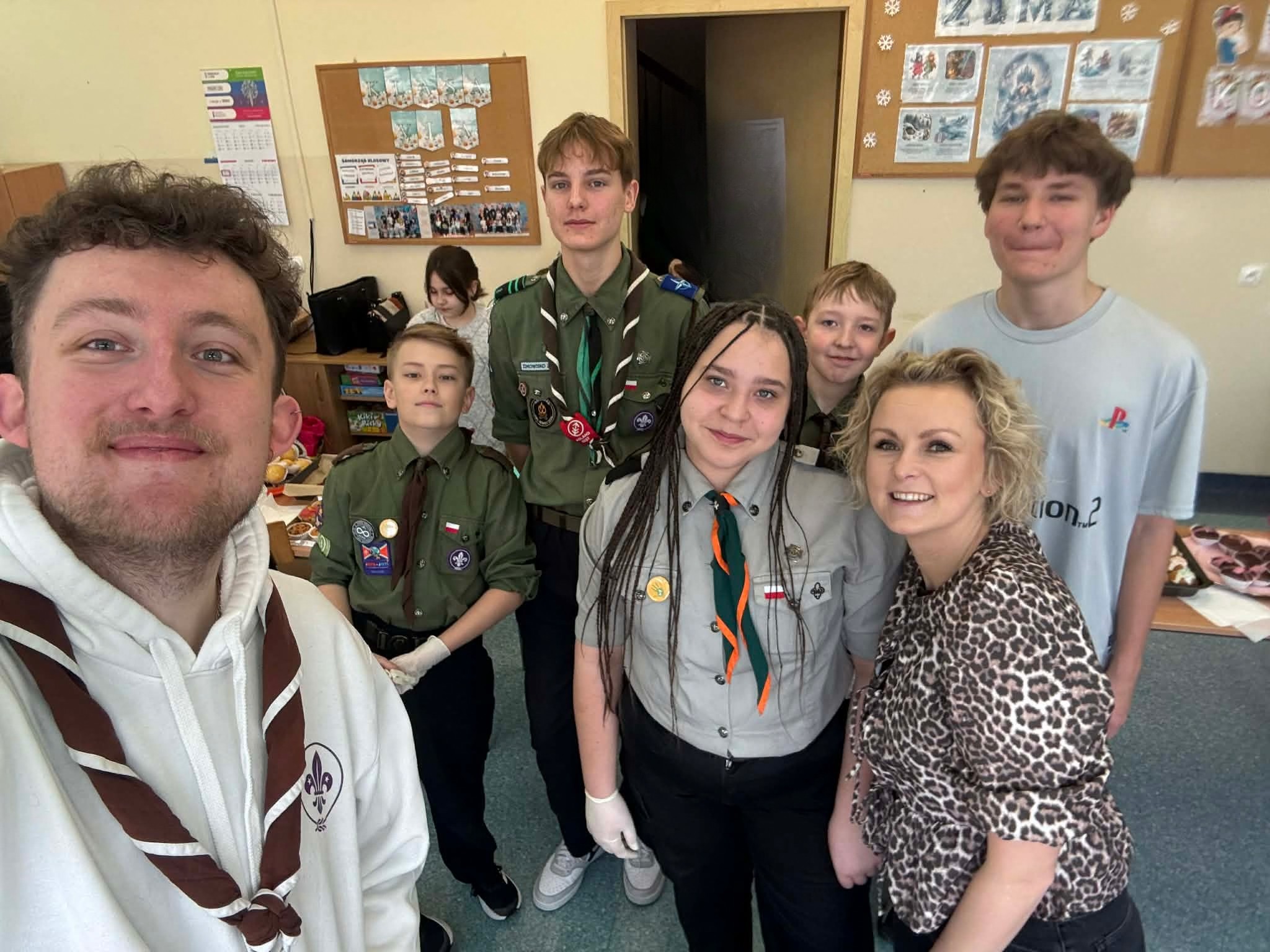 Harcerstwo uczy działania od najmłodszych lat - harcerze wraz z nauczycielką, selfie w sali lekcyjnej