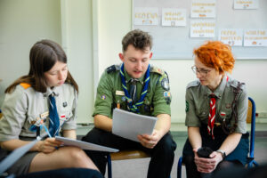 Praca z kadrą w ZHP. Od rozmowy do konkretnych rozwiązań. 3 Praca z kadrą w ZHP - uczestnicy podczas konferencji, w trakcie rozmowy.