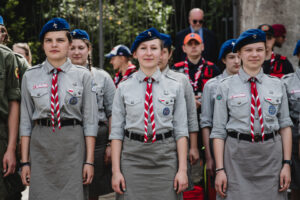 Radosne harcerki stoją na apelu - radosny patriotyzm,